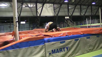 Théo Derobert à l'entrainement du saut à la perche.