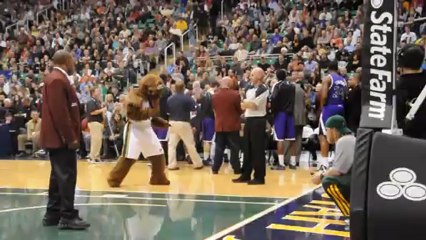 Árbitro não resiste e entra em êxtase com «Gangnam Style»