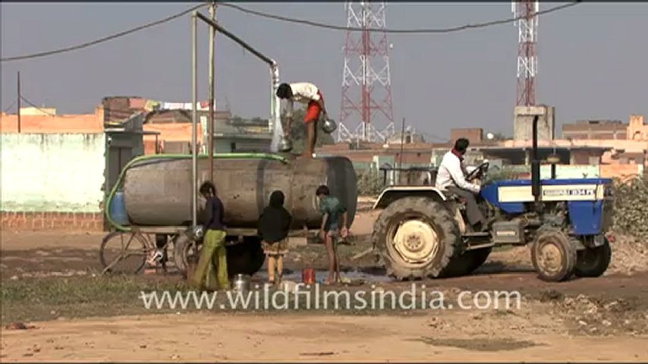 2867.Tapping ground water into tankers....mov