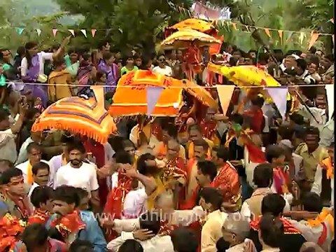 2902.Pilgrims in a state of trance .mov