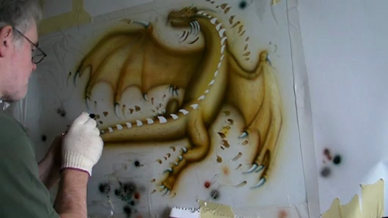 Drache auf einer Motorhaube (Mazda)