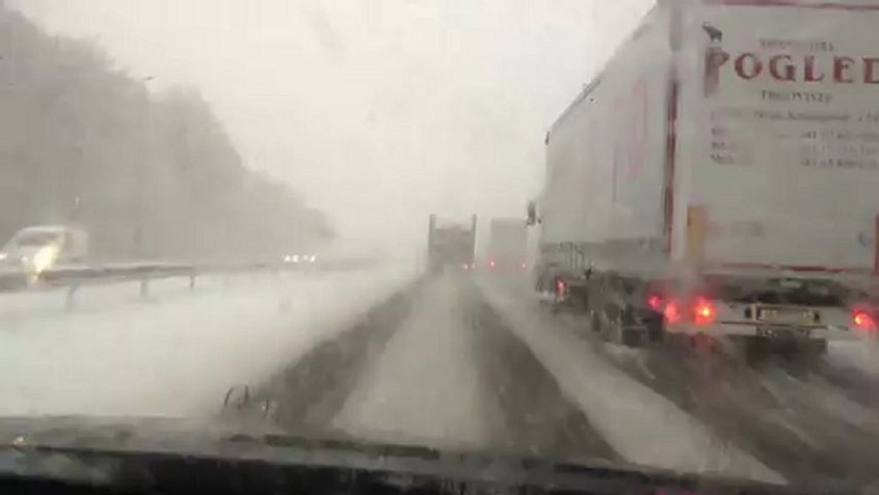 NEIGE sur autoroute avec pneus hiver !!!!! il y a 15 jours sur caen