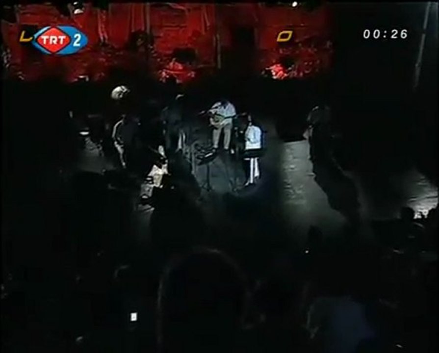 Sabahat Akkiraz Su Karsi Yaylada Yaktin Yandirdin Beni