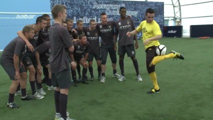 Descargar video: Les skills de Falcão font halluciner les jeunes pousses de City !