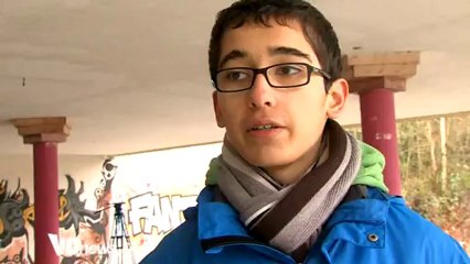 Les jeunes jouent aux policiers