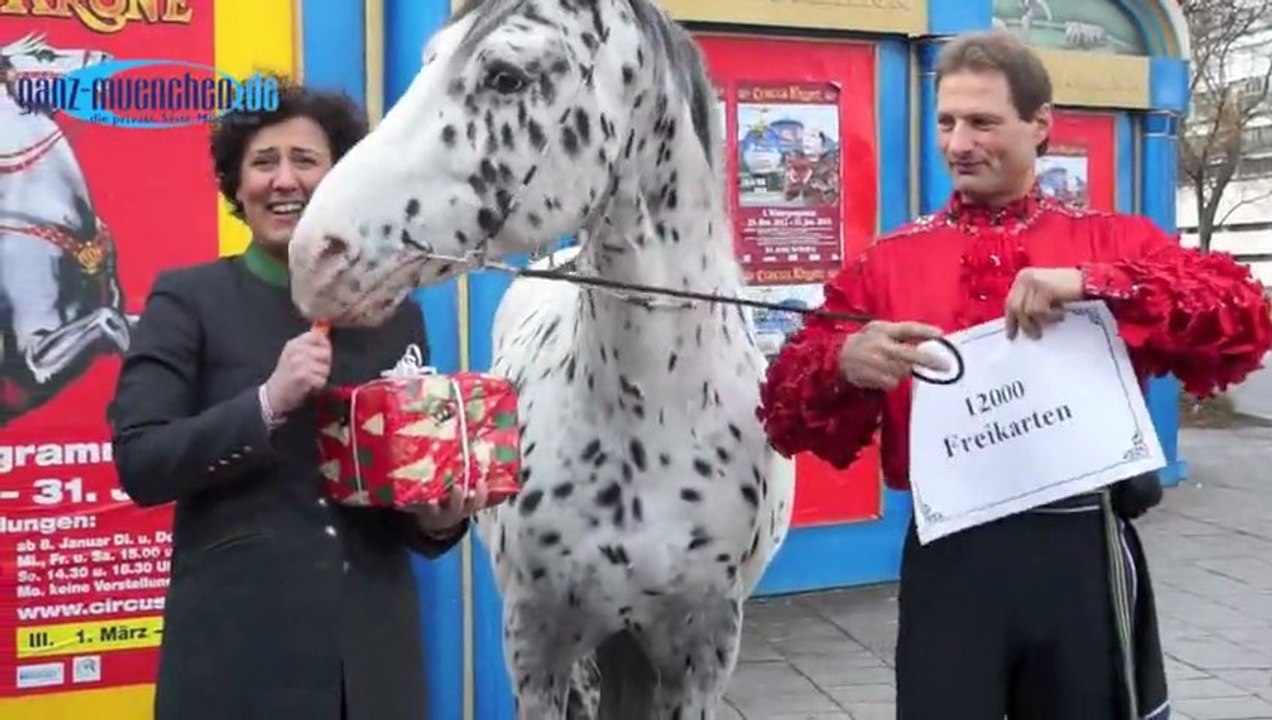 Circus Krone 2012: Wunderpferd Scout überreicht 12.000 Sozialkarten