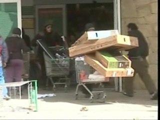Looters ransack supermarket in Argentina