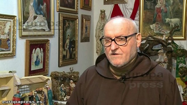 Fraile elabora belenes con fines solidarios