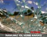 Avustralya’daki inanılmaz yol verme kavgası kamerada