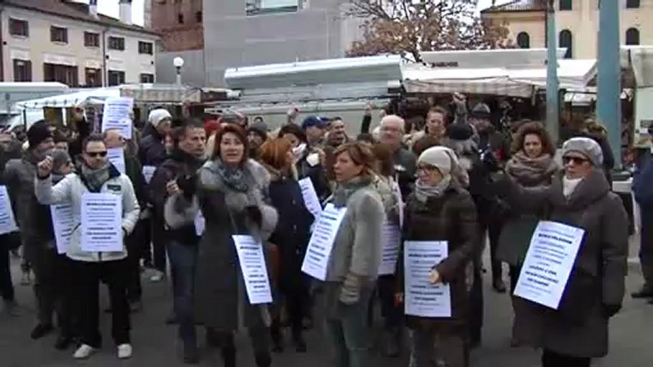 serrata e corteo contro il sindaco