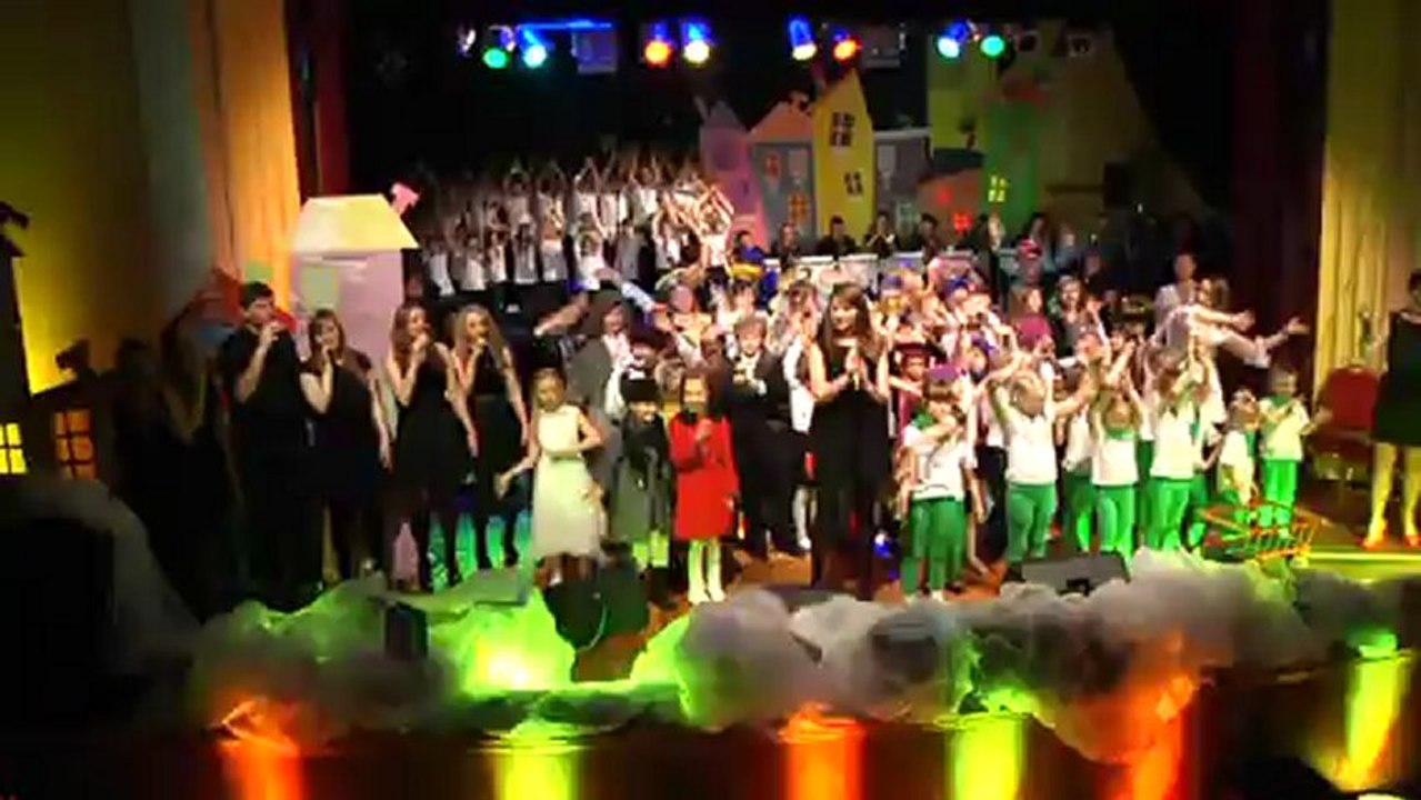 Finałowy fragment  - Spektaklu: "Dziewczynka z zapałkami", 20.12.2012r.