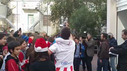 Αποθέωση Ζαραδούκα από τους μαθητές του 9ου Γυμνάσιου Πειραιά