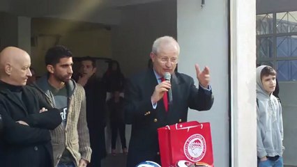 Ο Βασίλης Βασιλειάδης μιλάει στους μαθητές του 9ου Γυμνάσιου Πειραιά