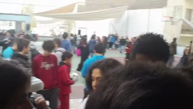 Ο Γιάννης Ζαραδούκας μοιράζει αυτόγραφα στους μαθητές του 9ου Γυμνάσιου Πειραιά