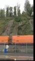 Un train déraillé par une chute de terrain !