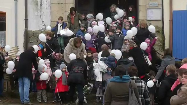 Samer : un lâcher de ballons blancs en la mémoire de Jade Maison, 3 ans