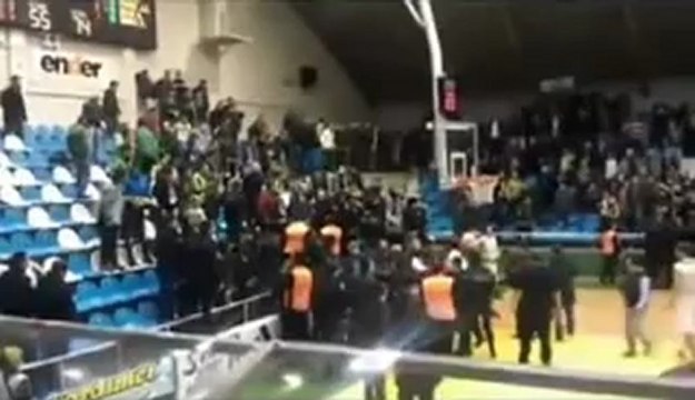 Polis, kriz geçiren çocuğu böyle copladı! Videosu - Haber7 - Haber - Haberler - Son Dakika Haberleri_xvid