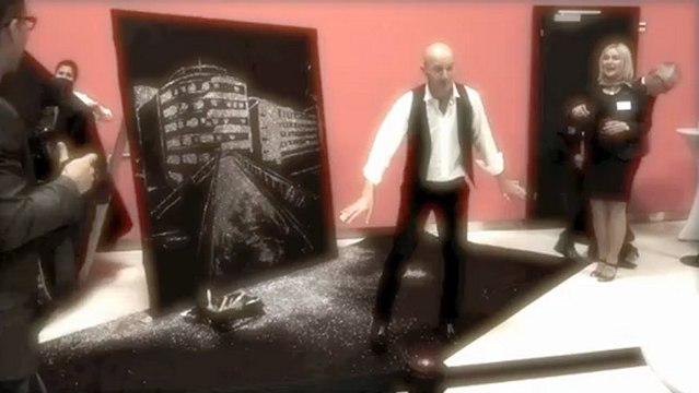 Peintre performer colle et paillettes VIKPAINT!