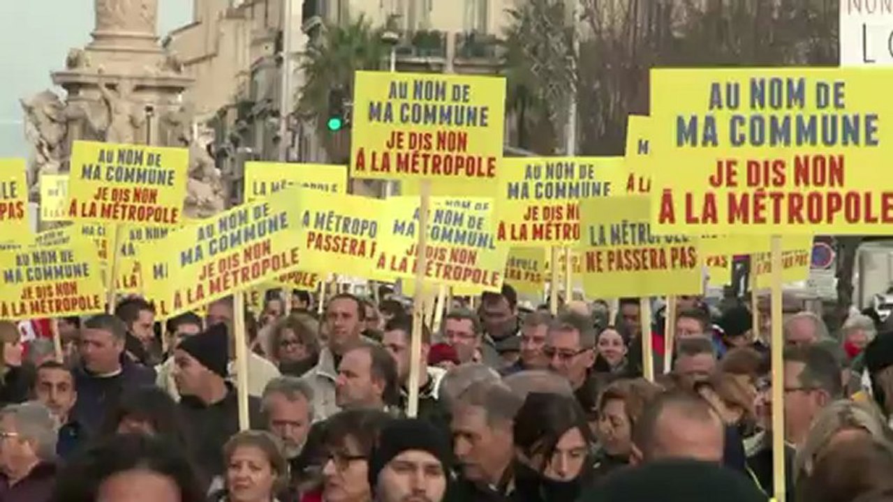 Marseille: une centaine de maires contre le projet de métropole