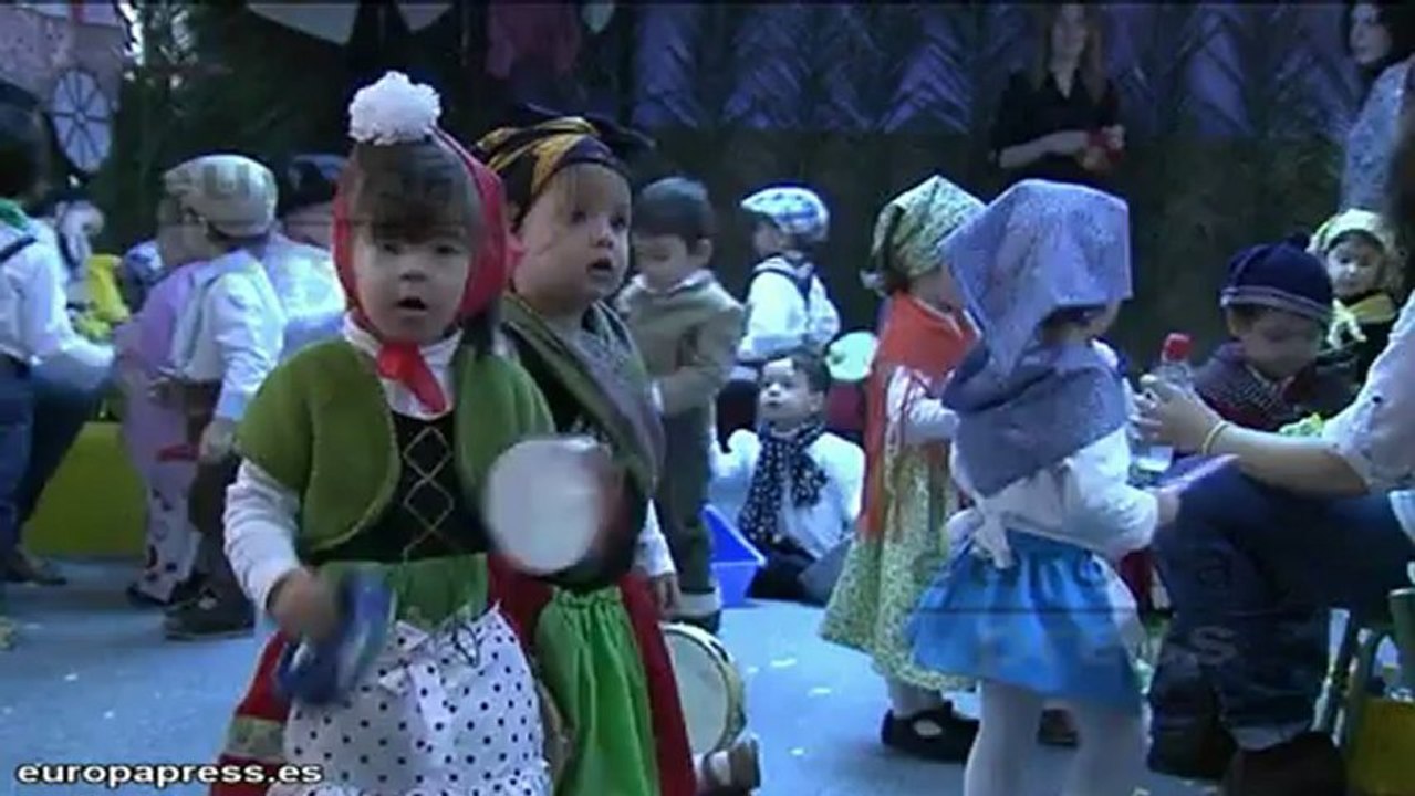 Los niños celebran en los colegios la Navidad