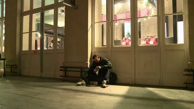 Distribution de 1.000 radios pour les SDF à Paris