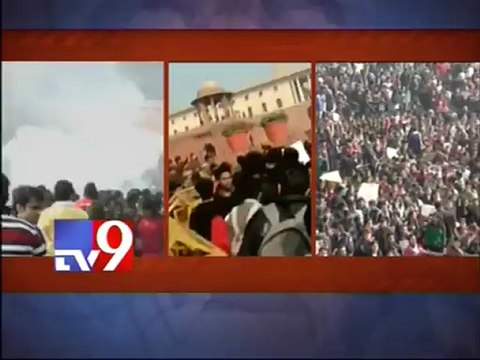 Police lathi charge on students at Delhi gate