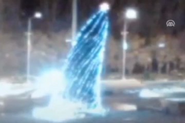 En büyük yapay çam ağacı devrildi