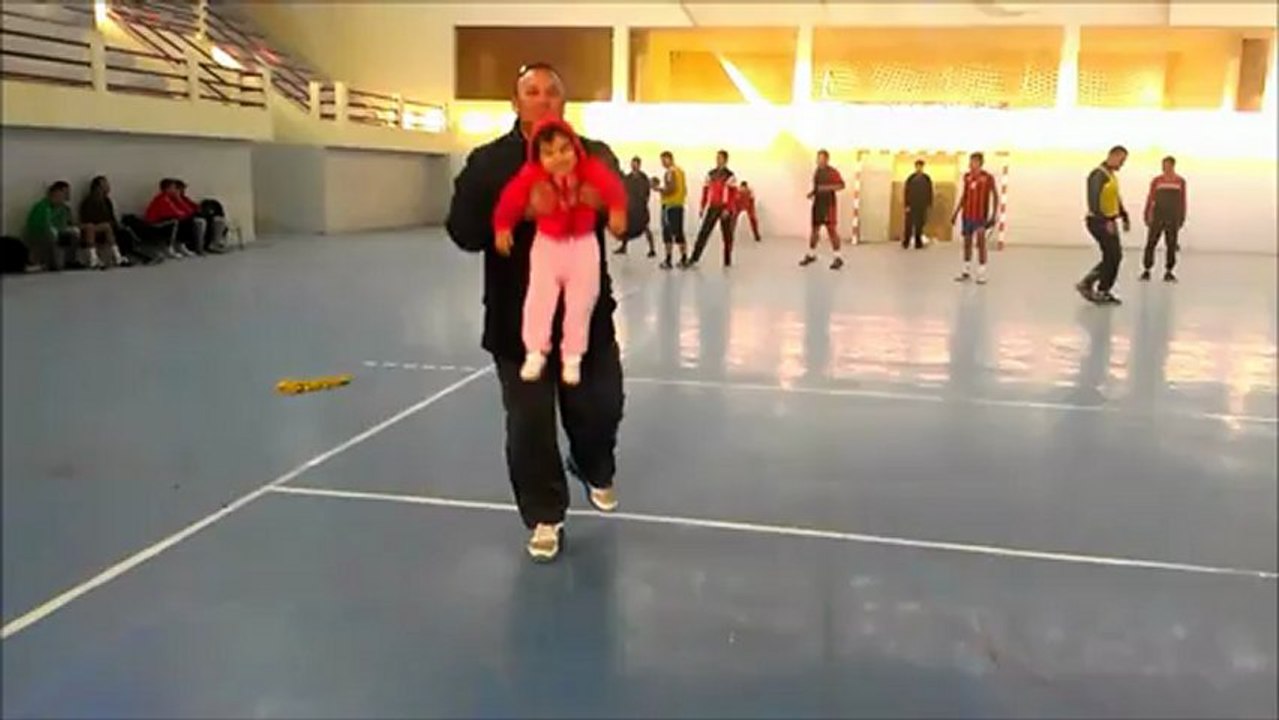 La petite Ange Chahd avec l'oncle Zied