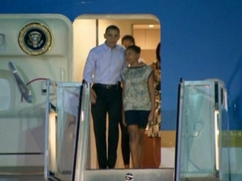 Obamas arrive in Hawaii for Christmas