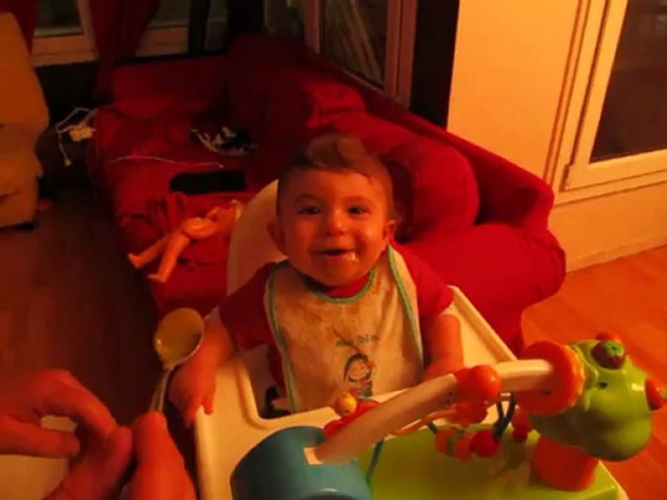 papa donne à manger à liam. 10 mois 1/2 1er repas à la cuillère
