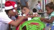 Brésil: le Père Noël à la rencontre des enfants des favelas à Rio