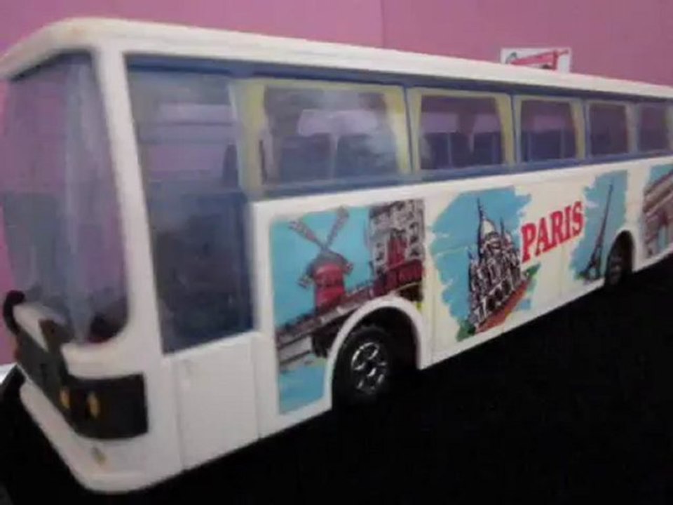 bus-majorette-paris-tour-eiffel-arc-de-triomphe-moulin-rouge