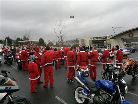 balade des peres noels 2012 de TOURS.