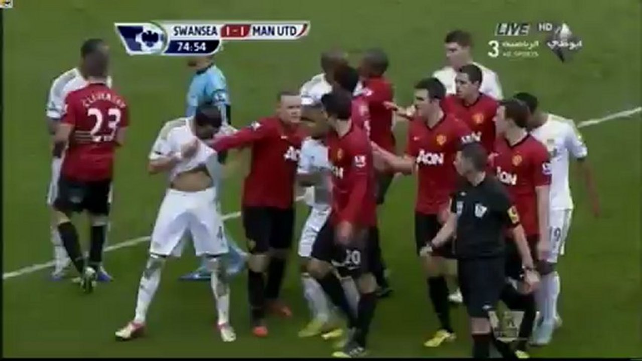 خناقة بين روبين فان بيرسى وأحد لاعبى سوانسى سيتى 23_12_2012