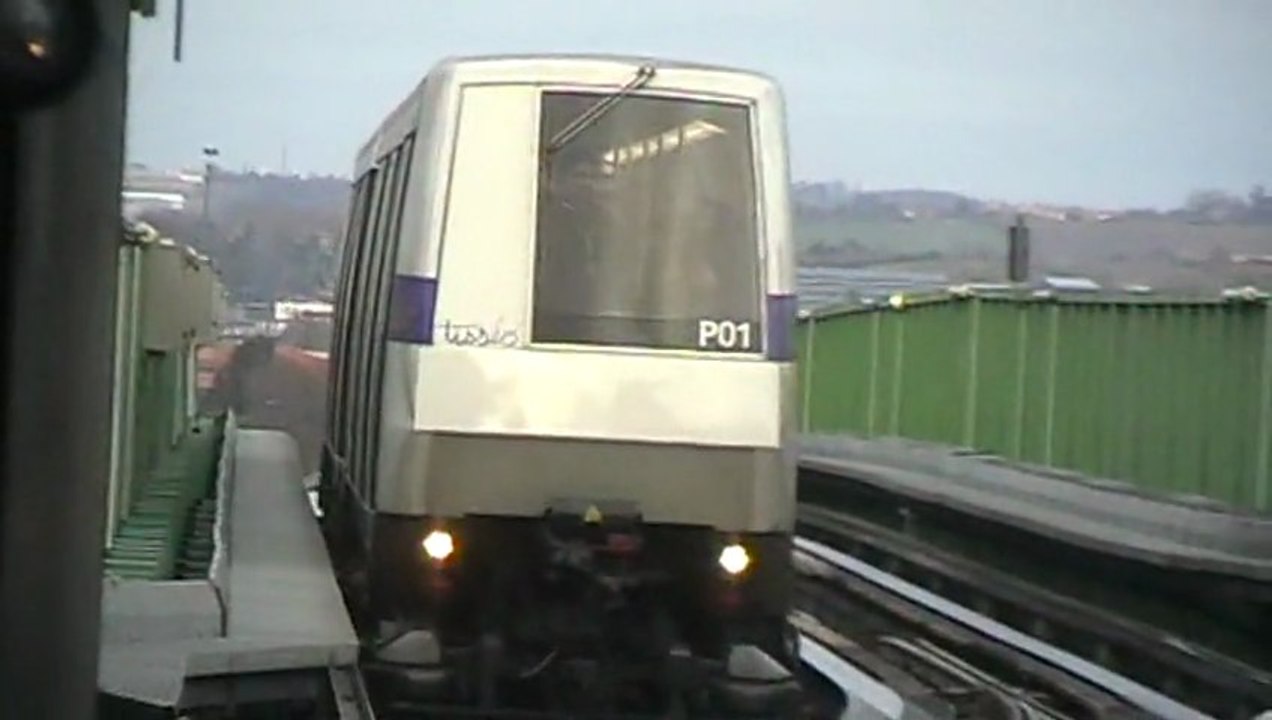 VAL206 rénové et VAL208 : Arrivée à la station Jolimont sur la ligne A du métro de Toulouse