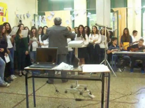 (046) Η χορωδία του Πειραματικού Λυκείου Αναβρύτων στη γιορτή της 28ης Οκτωβρίου 2012
