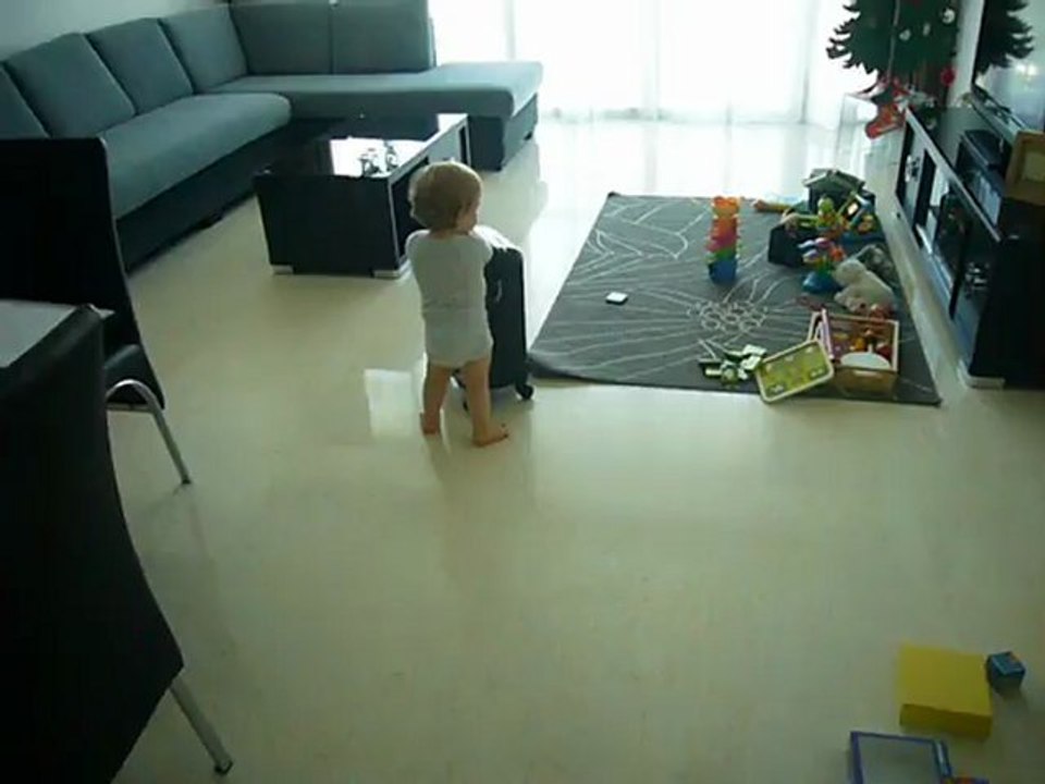 Gabrielle promène sa valise!