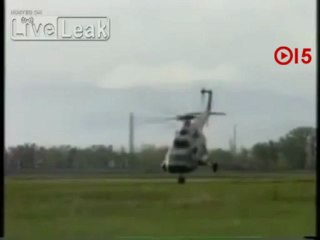 Helicóptero apara a grama antes de decolar na Russia