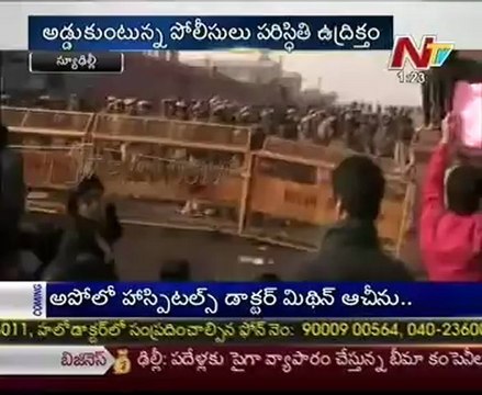 Delhi gang rape protests Live - Police fire tear gas shells, lathi-charge protesters