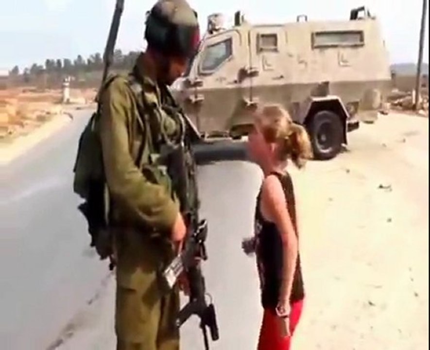 İsrail Askerlerine Kafa Tutan Kız