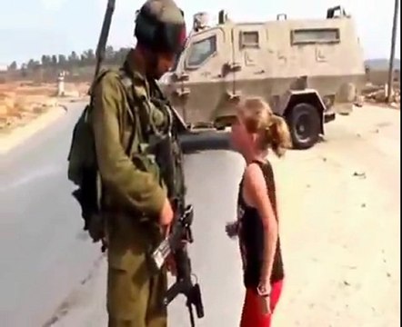 İsrail Askerlerine Kafa Tutan Kız
