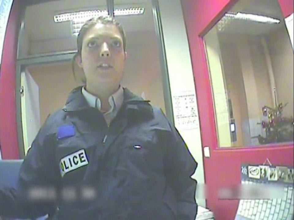 Une flic donne à un mec l'adresse des lutins du père Noel