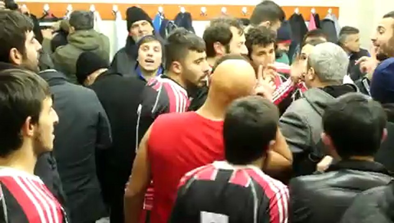 Sultangazi spor soyunma odasın da galibiyet sevinci