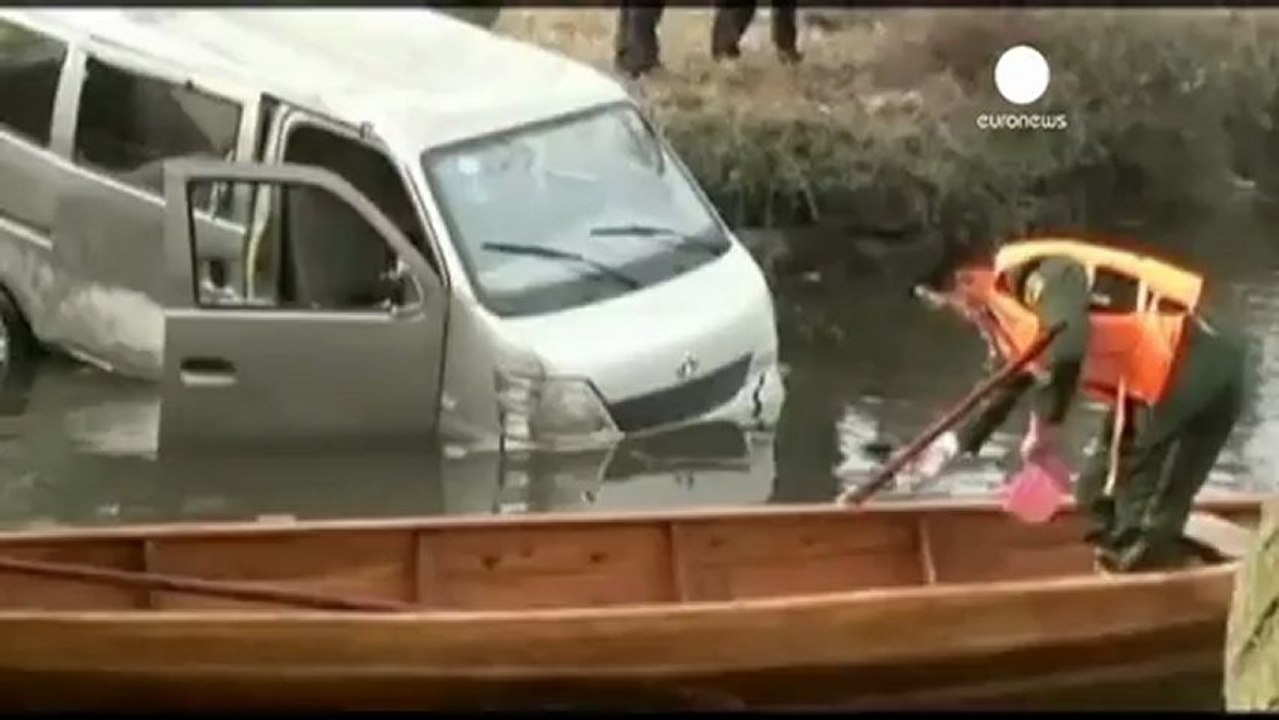 Cina: bus finisce in uno stagno, 11 bimbi morti