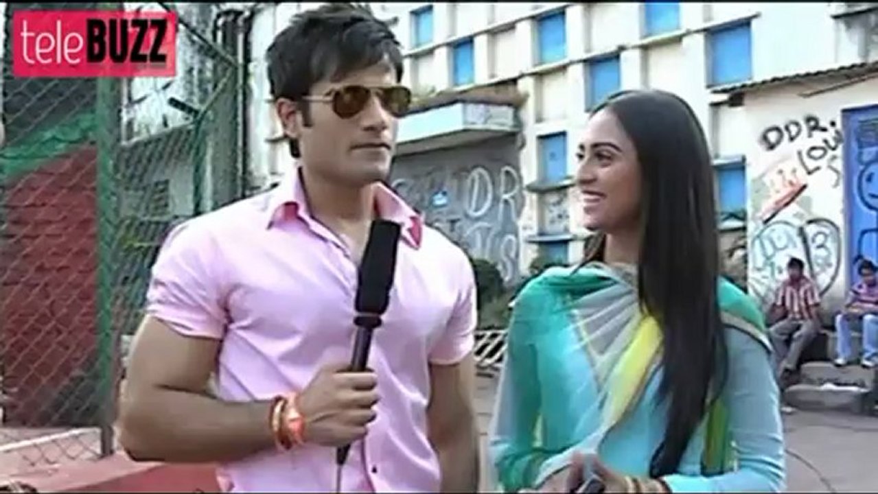 Viren INTIMATELY ROMANCES Jeevika in Ek Hazaaron Mein Meri Behna Hain 28th November 2012