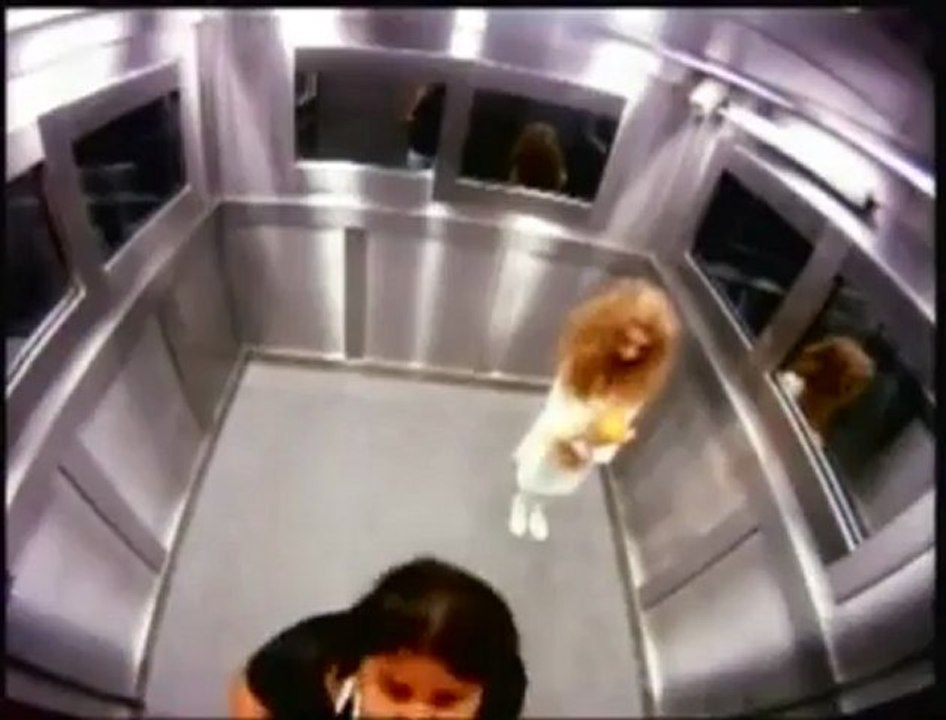 en caméra cachée    Fille qui fait peur dans un ascenseur