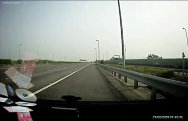 Violent crash entre 2 voitures sur l'autoroute (CHOC)
