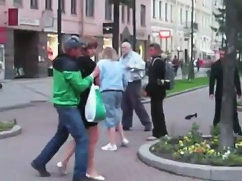 Bagarre entre 2 russes bourrées et un couple de vieux