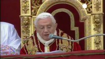 Benedicto XVI imparte la bendición 'Urbi et Orbi' y...