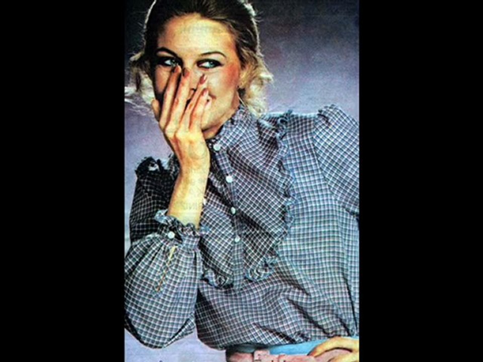 EMEL SAYIN      "GÖZLERİNİ GÖZLERİMDEN AYIRMA HİÇ..."